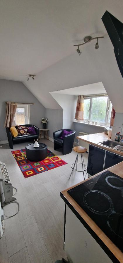 Cosy 2 Bedroom Flat - Sleeps 6 People - Close To Lewisham Dlr/Train Station London Exterior foto
